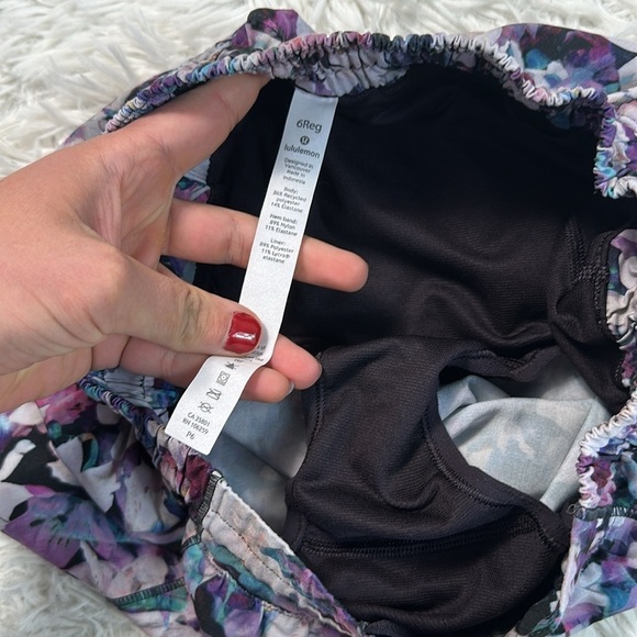 Lululemon Hotty Hot Short II *2.5" Utopia Multi / Deep Phantom - Picture 3 of 6